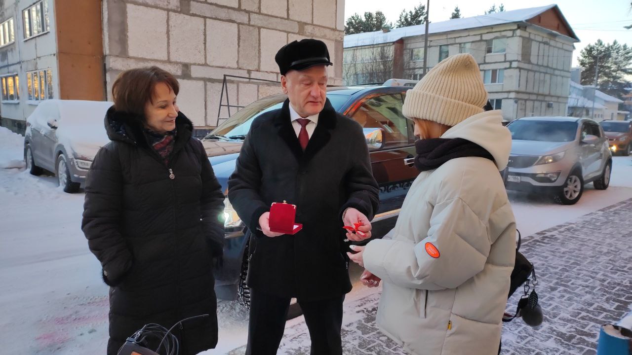 ГЛАВА БЕЛОЯРСКОГО РАЙОНА ВРУЧИЛ КЛЮЧИ СИРОТЕ.